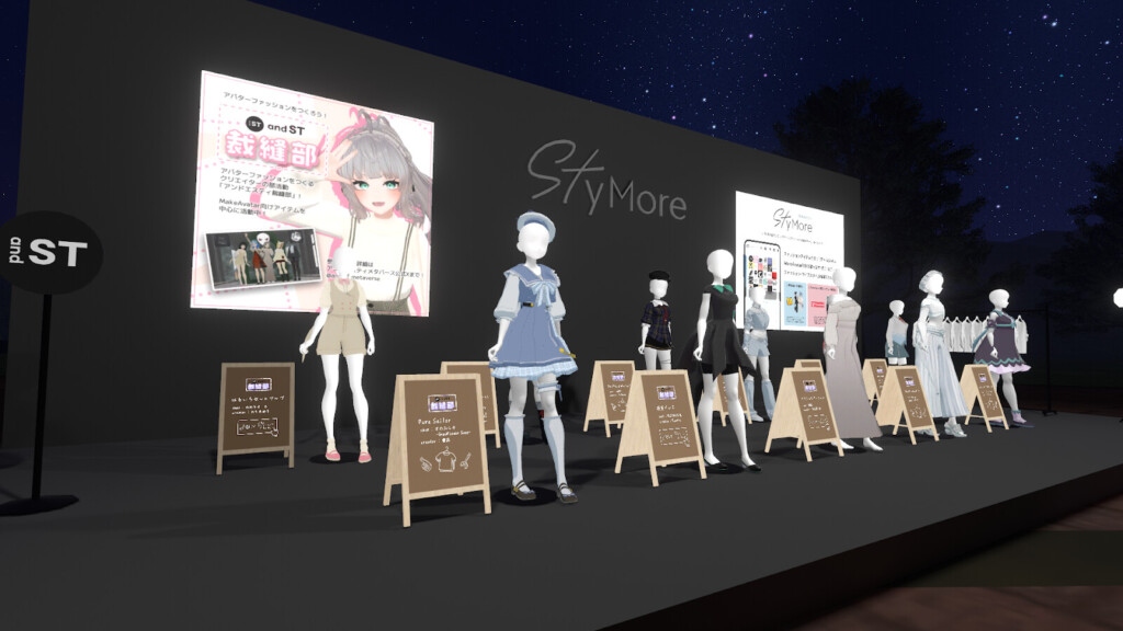 初音ミクが着る11着の衣装が展示されている。