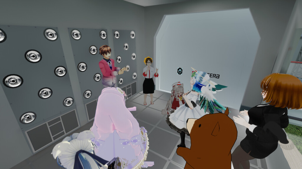 クリーンルームに入るツアー参加者と案内人部屋には風が噴出される穴が並んでおりそこから粉塵を吹き飛ばす