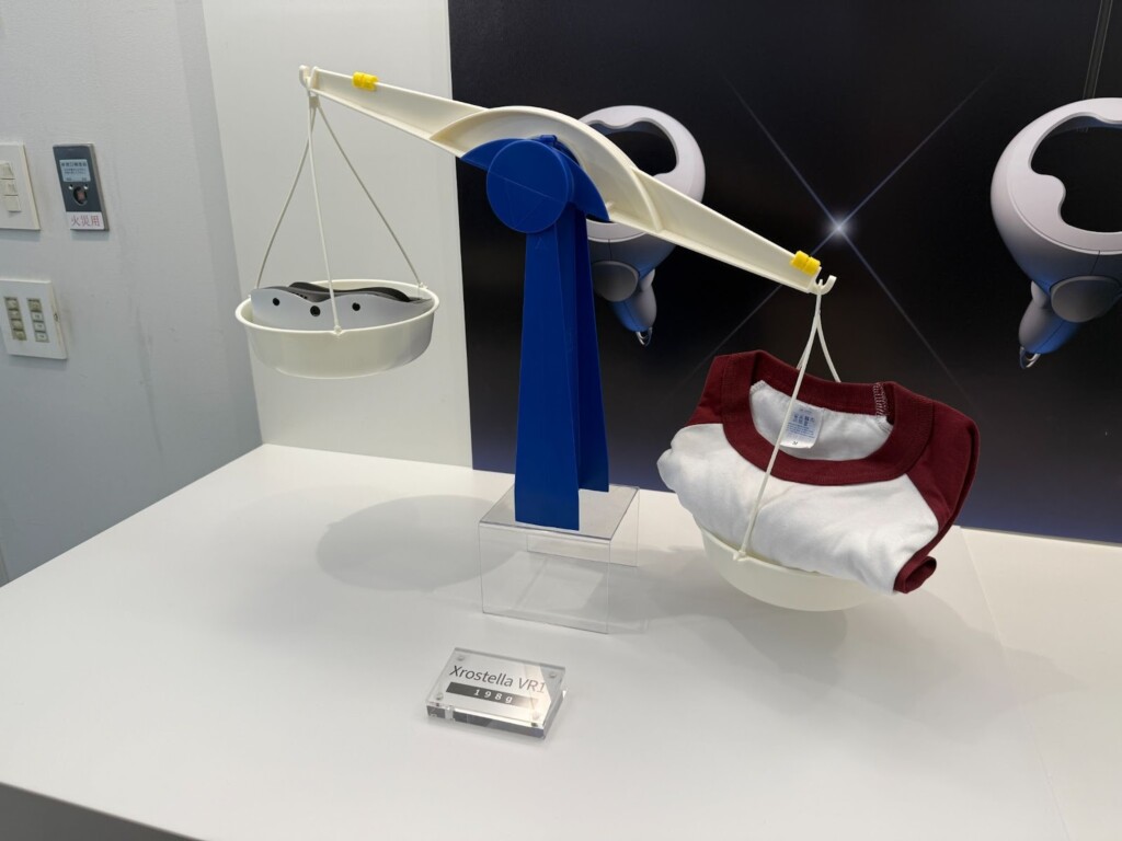 天秤に乗せられたクロステラとTシャツ1枚クロステラの軽さがわかるように展示されている