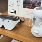 シャープが制作するVRグラス「クロステラ」とその専用コントローラーが並ぶ