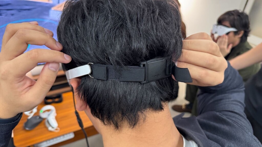 付属品のバンドでクロステラを支えているところ