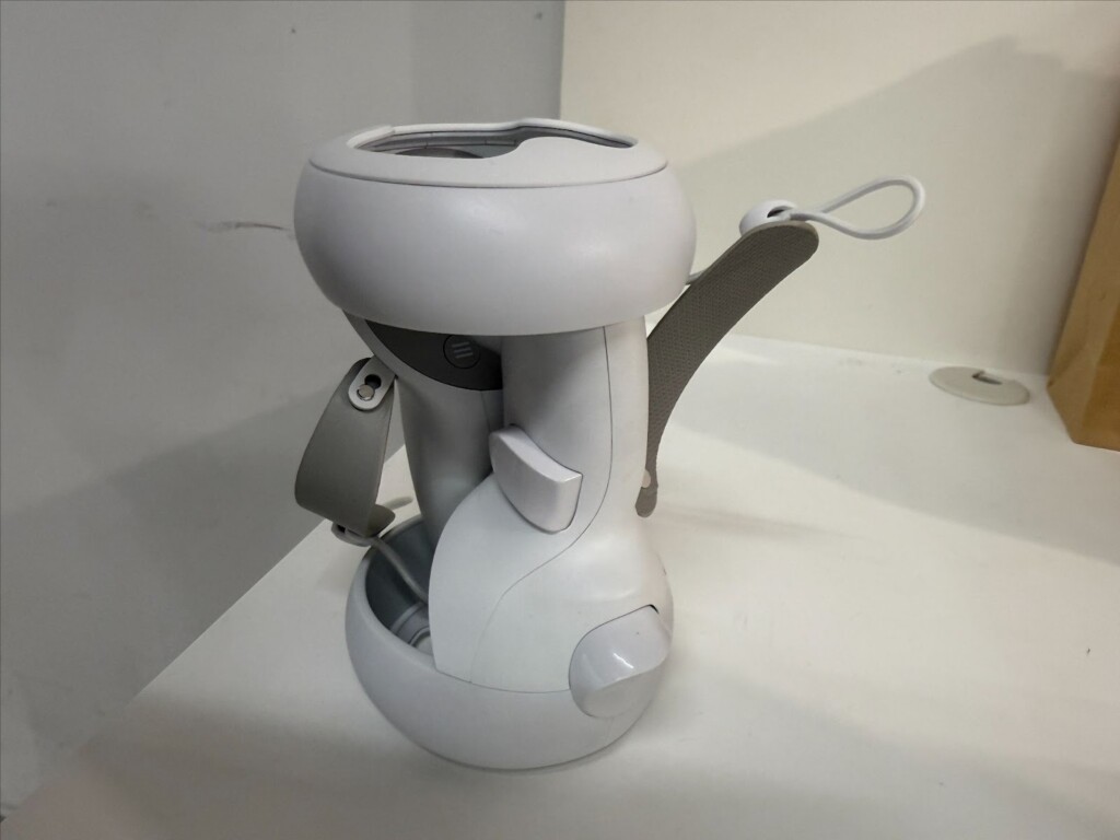 コントローラーは重ねることで立てて置いておくことができる