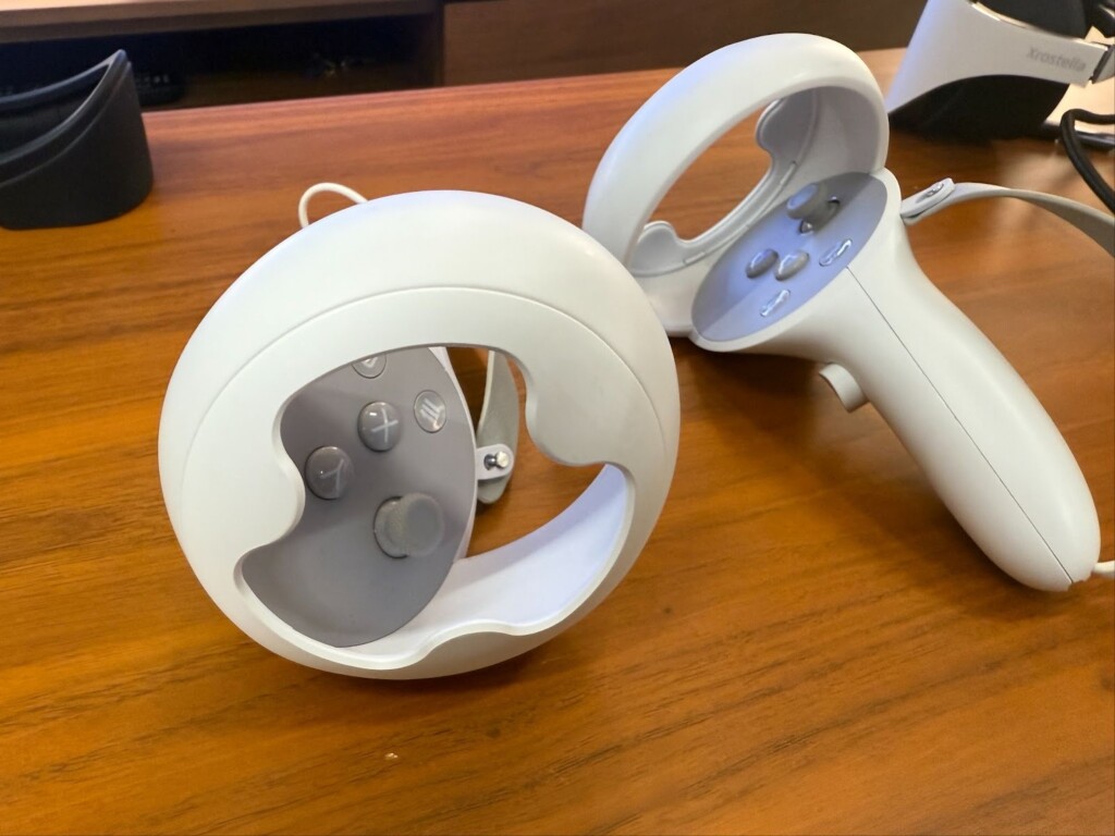 コントローラーにはQuest2のようなリングが付いている