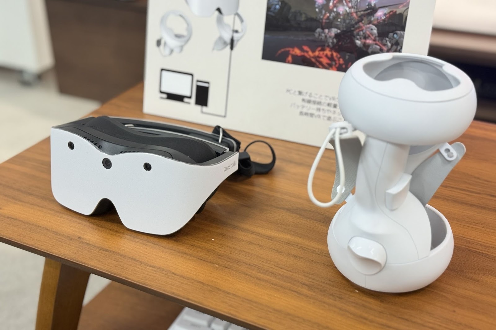 シャープが制作するVRグラス「クロステラ」とその専用コントローラーが並ぶ