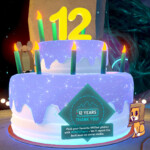 VRChat homeの写真 12周年記念の大きなケーキの置物が置いてあり、その上には１２の文字が添えてある