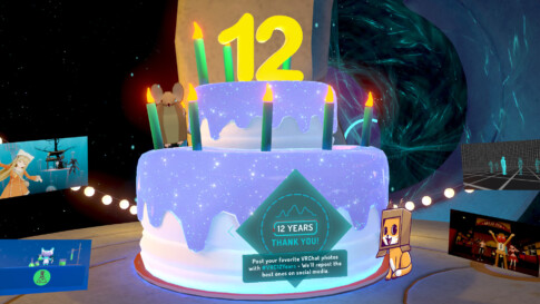 VRChat homeの写真 12周年記念の大きなケーキの置物が置いてあり、その上には１２の文字が添えてある