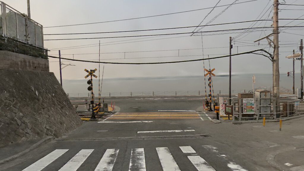 ワールド内の踏切前の画像某バスケアニメのワンシーンと同じアングル