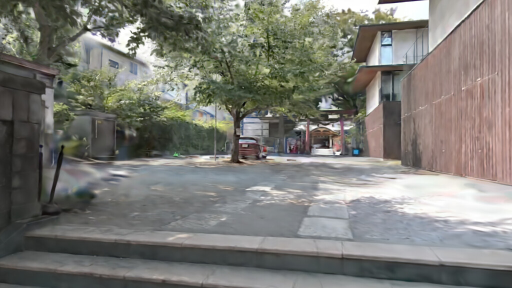 階段の上から見た境内の方向の画像