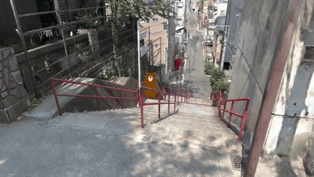 ワールド内の階段を上から撮影した画像階段を上がる筆者が写っている