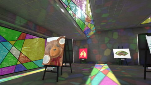 アイキャッチ 虹色のステンドグラスが使われた空間